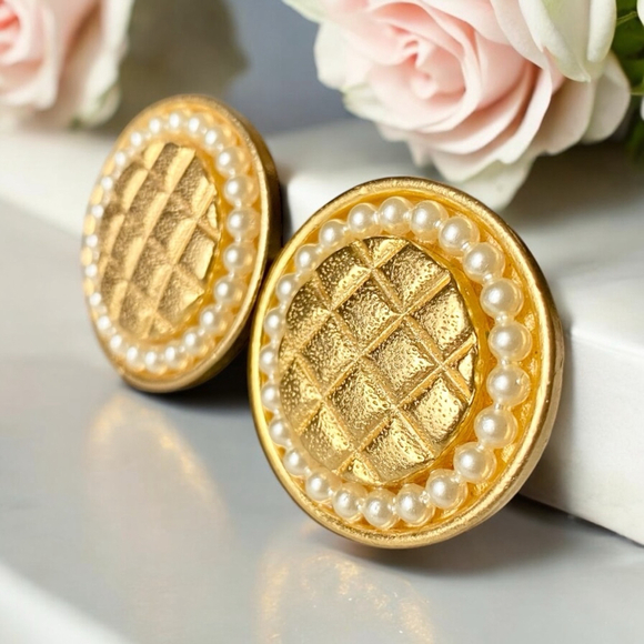 Vintage Designer Ooops A Daisy Retro 80s Gold tone Quilted Disk Pearl Earrings - Picture 2 of 4